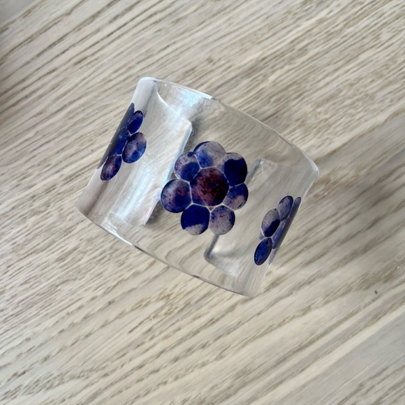 Vintage Reverse Carved Painted Flowers Clear Lucite Cuff Bracelet - Picture 3 of 5